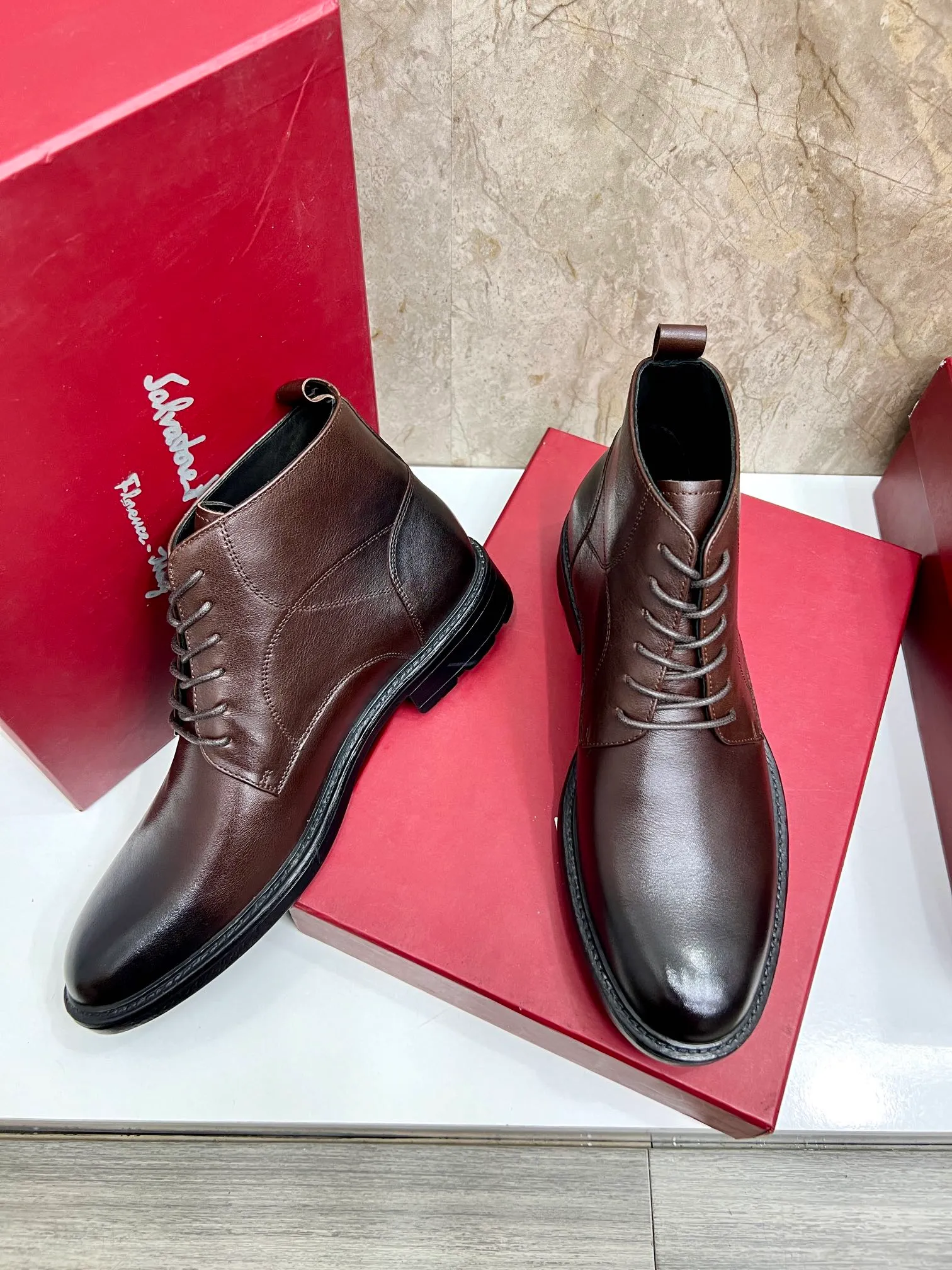 Original order quality: Men's shoes 💰700 Brand: Ferragamo (Ferragamo) One size larger: Men's size 38-44 (45 customized) Grade: Same style as the official website High-end men's shoes Material: Original cowhide, cowhide lining, original outsole Style category: Chelsea men's boots Fashion trend Color: Actual picture